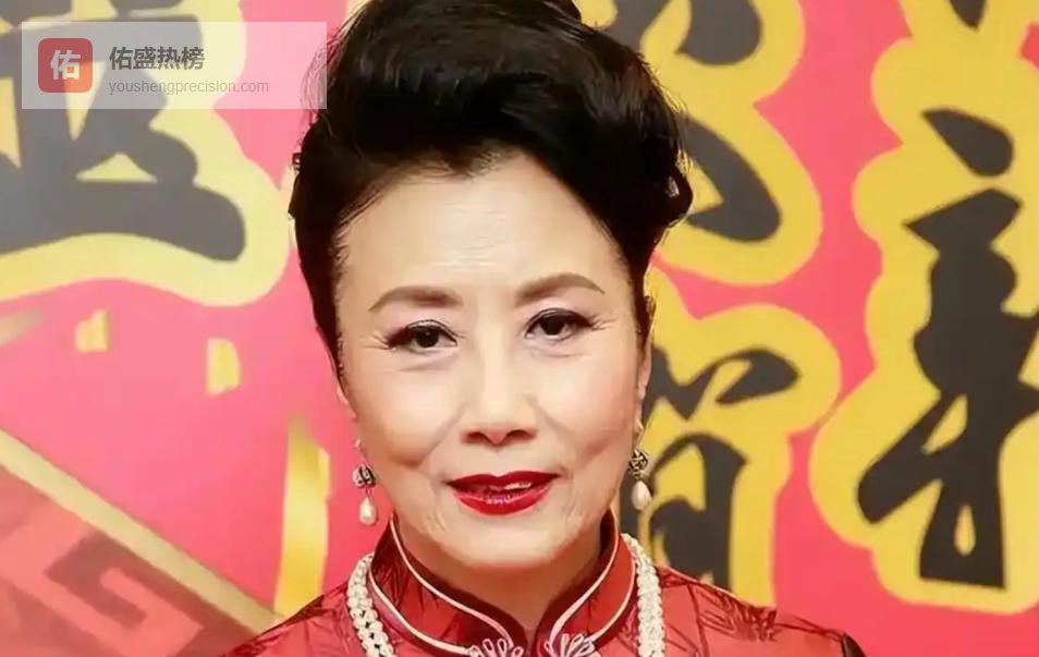 78岁行动蹒跚仍登台“赚取”，网络批评不断，她却誓言回馈粉丝