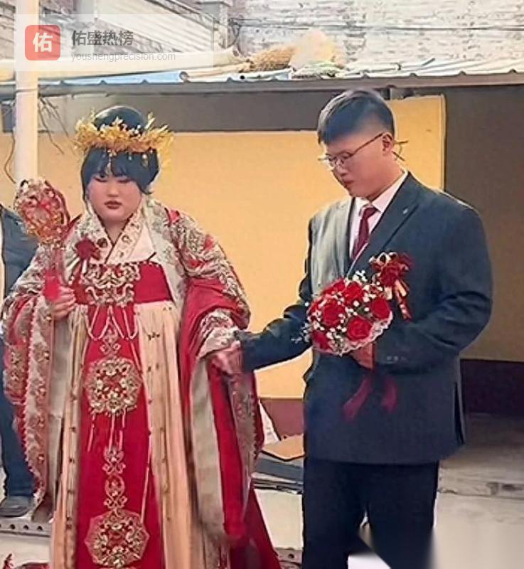 大衣哥女儿朱雪梅出嫁现场热闹，婚礼不铺张新郎戴眼镜气质出众，这份接地气你怎么看？