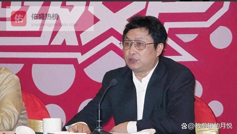 她是女高音歌者，初婚嫁大26岁魏文彬，再婚嫁师鹏生育有一女