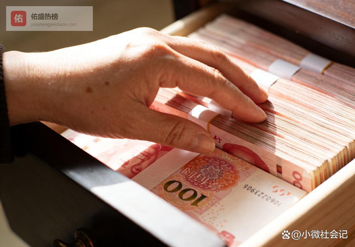 我偷偷取光私房钱招待战友，结账时服务员递来一张纸条，先生有位女士早付过了