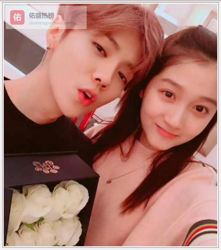 关晓彤米兰为中国短道速滑加油，王濛同框都这么自然