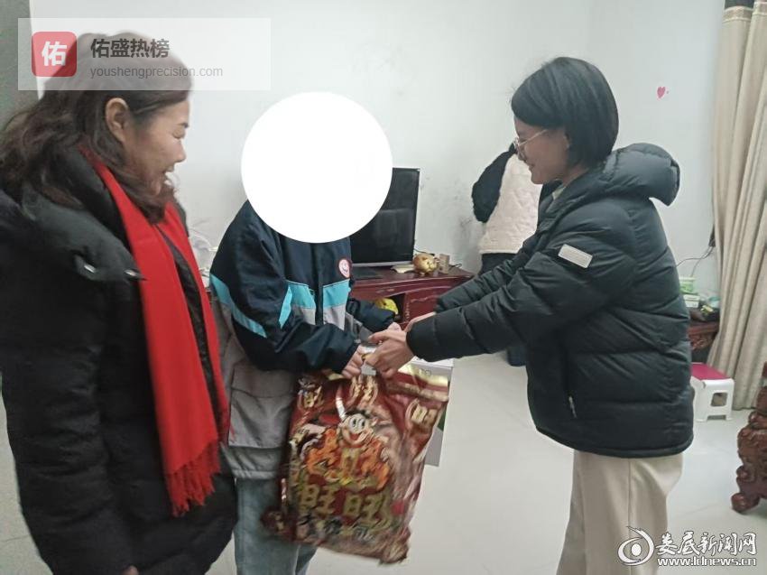 情暖新春护童心 青春护航伴成长 六亩塘街道团工委开展春节前夕慰问困难青少年活动