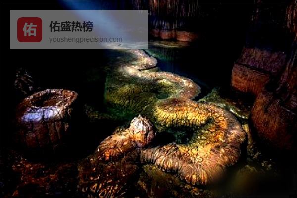 一次，徐霞客在山洞里探险，刚走到一个水潭边时，忽然，一条银白色的光带透出水面，晃花了他的眼睛。他大吃