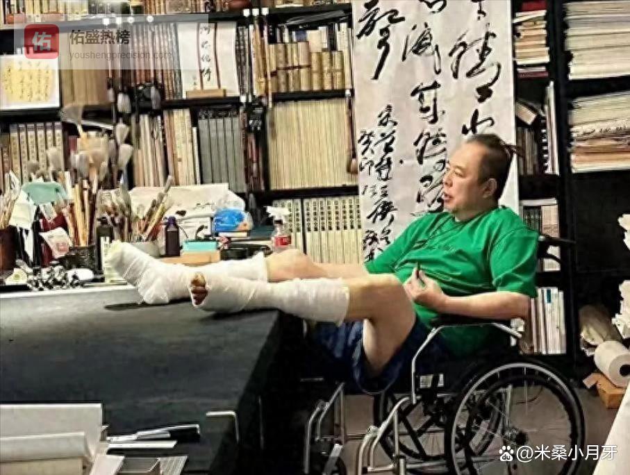 68岁瘫痪轮椅的张铁林，现如今的结局，不能怪他人