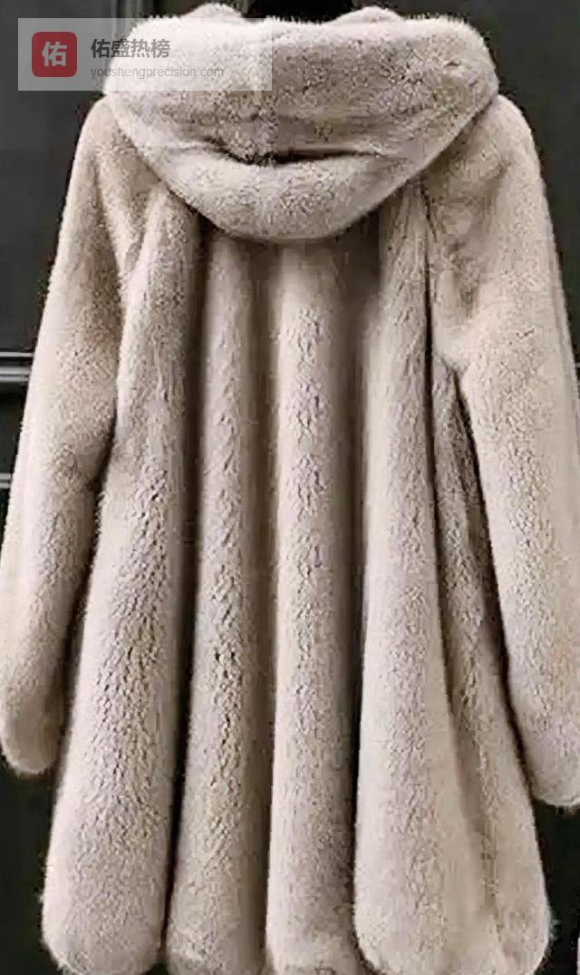 春节走亲访友，亲戚借走你三万块的大衣，你会怎么办？当心，这可