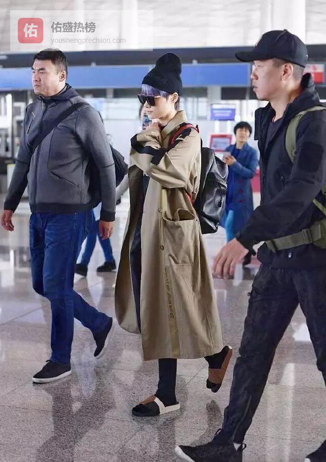 十年后再同框：周笔畅与李宇春的机场造型差距