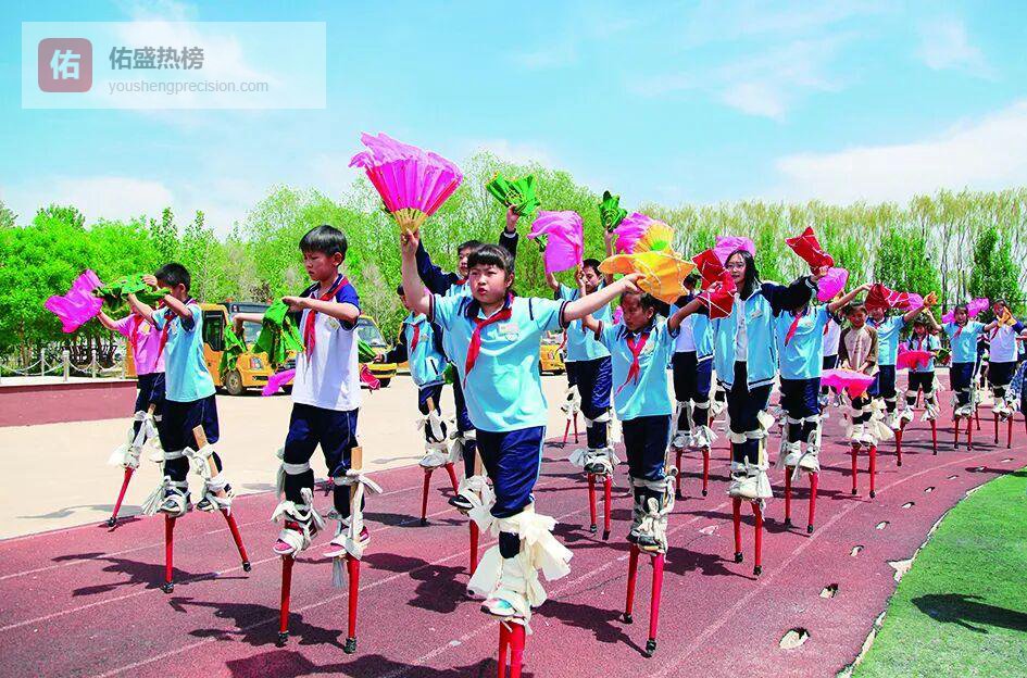 10岁娃西安踩1.8米高跷跳科目三，网友追问安全责任