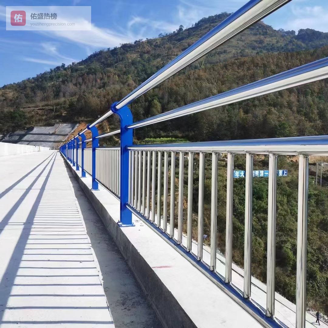 江苏201不锈钢复合管护栏的材质特性与道路安全应用解析