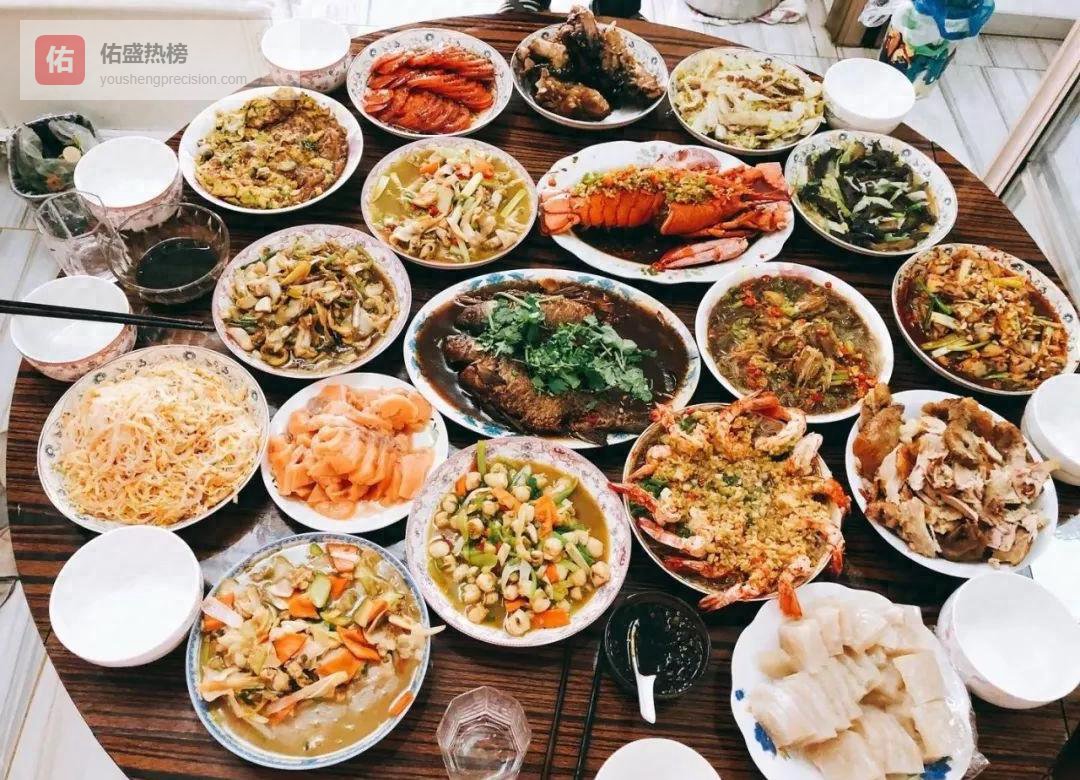 烟火里的团圆：一口饭菜与一声祝福如何点亮春节