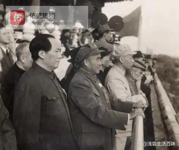 千百年来，都是皇帝才配得上万岁，而只有毛主席，高喊出那句振聋发聩的：人民万岁！