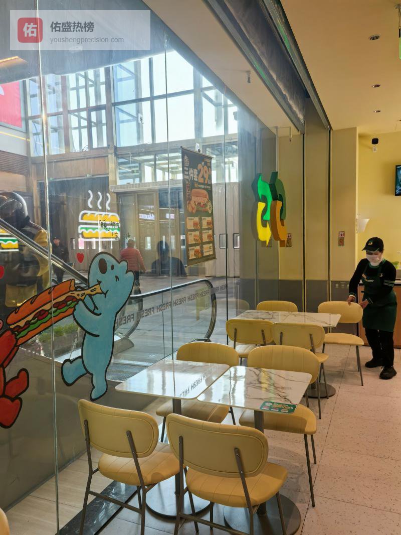 商家在防火卷帘下摆餐桌，北京经开区消防下达整改通知