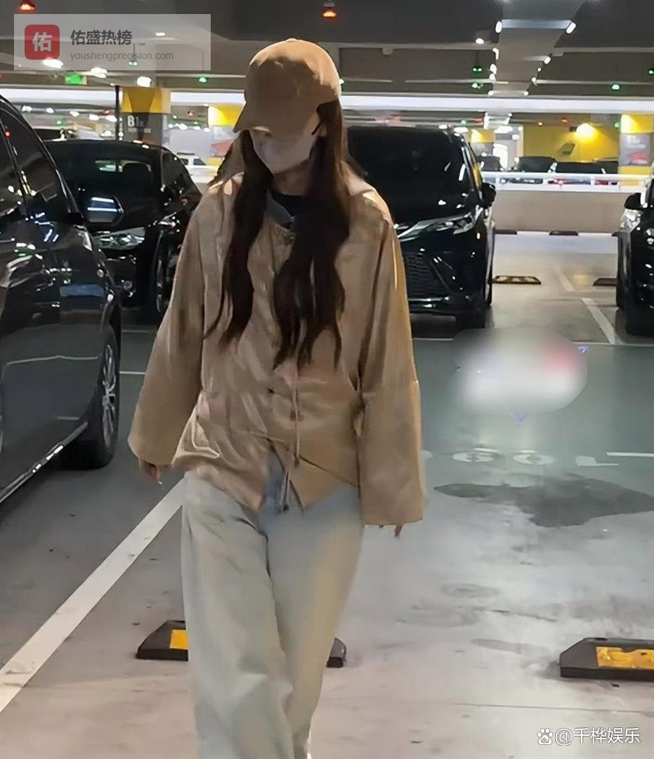 Angelababy带娃返沪过年，身材消瘦引讨论，小海绵贪玩坐行李车，机场护子细节展现默契协作