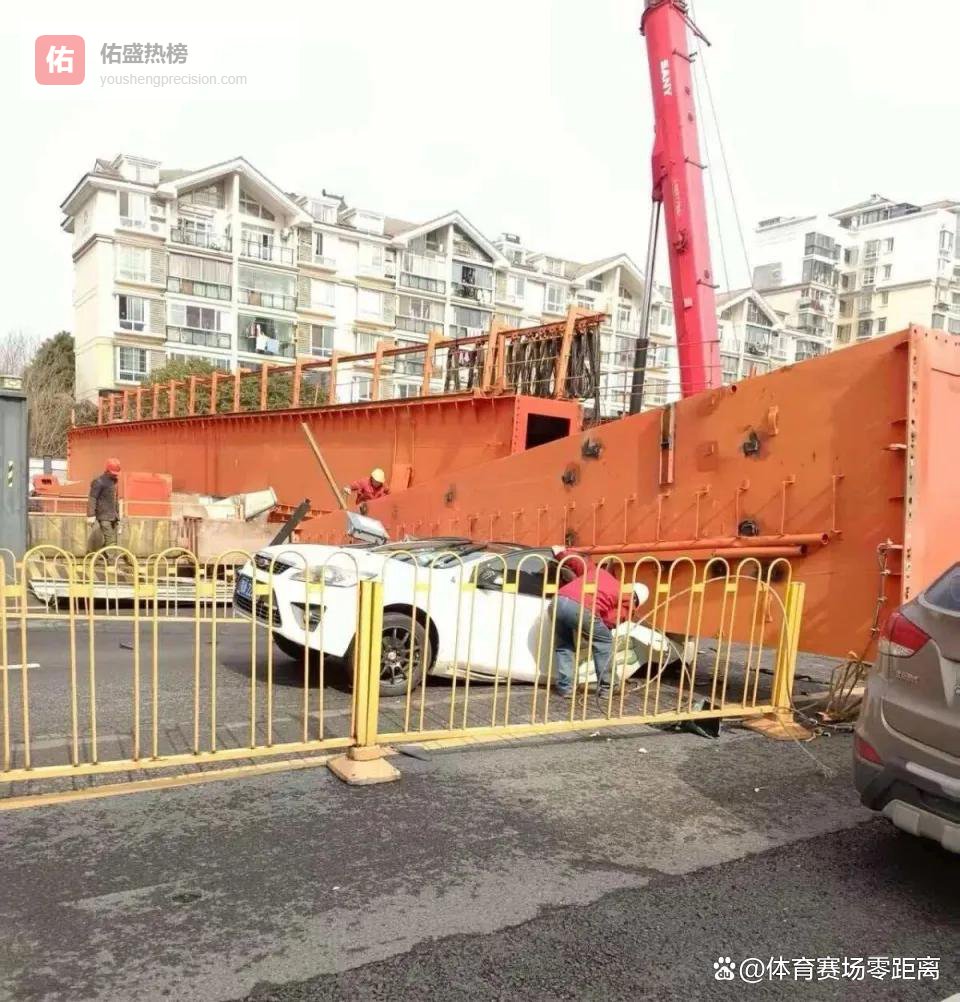 悲剧实锤！武汉龙门吊倒塌致1死1伤，白色轿车瞬间被压扁，路人视角看哭无数人