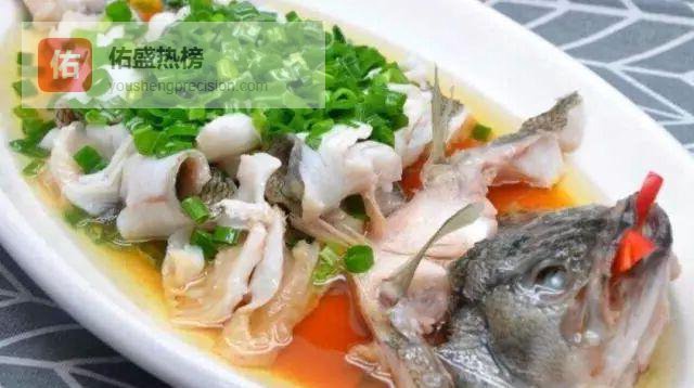 蒸鱼鲜嫩秘诀：调料到底啥时候放？