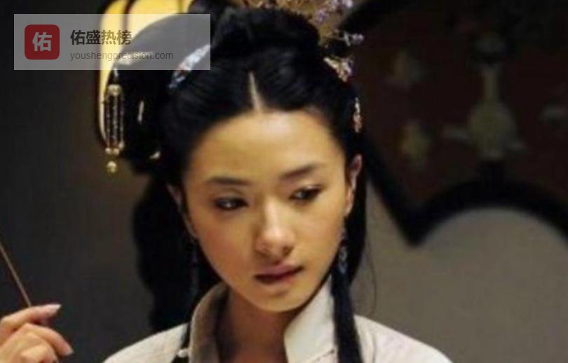 康熙四十三年，江南有个寡妇守了十年节，却突然生了儿子，全村人都在议论，康熙路过时给她题了副对联