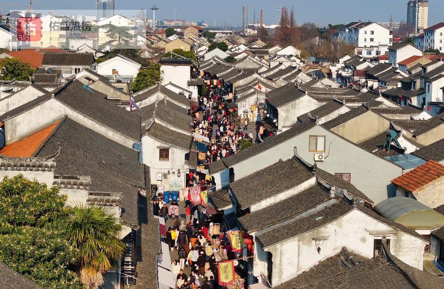 雨水里的苏州：古街人潮与未来科幻同框