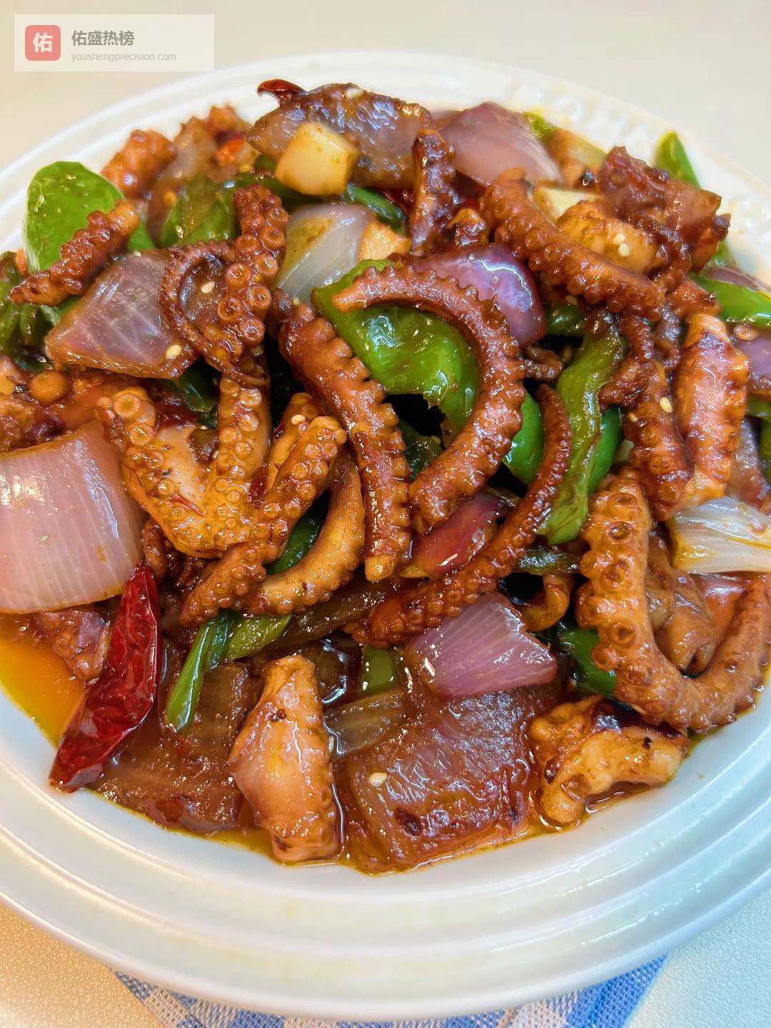 炒鱿鱼时不要直接下锅，教你饭店不外传的做法，鱿鱼脆嫩不老不腥