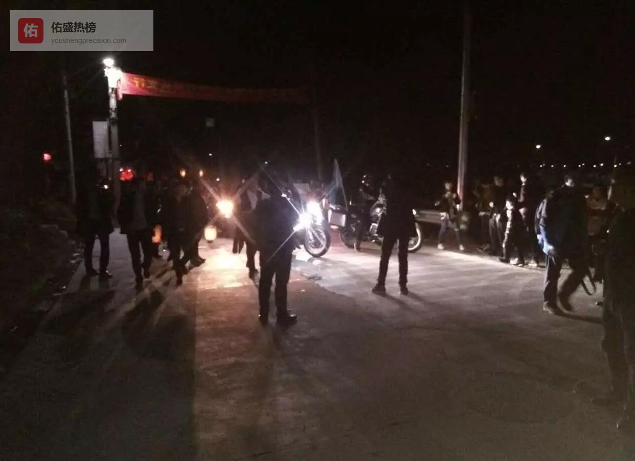 六龙齐舞闹桥头，巨龙翻腾迎元宵