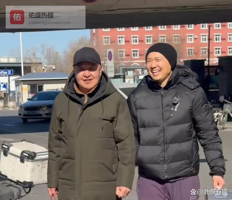 高云翔带父亲见老友，头戴黑帽裤子松垮，蹲地烤串、帮卖洗洁精好接地气