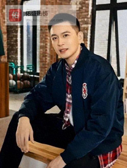 爸爸不算很帅，妈妈也并非绝色，却偏偏生出英俊潇洒的儿子杨鸣