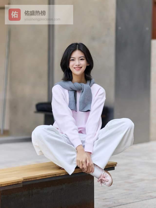 早春别乱穿！毛衣 + 阔腿裤才是王炸组合，简约时尚又显瘦