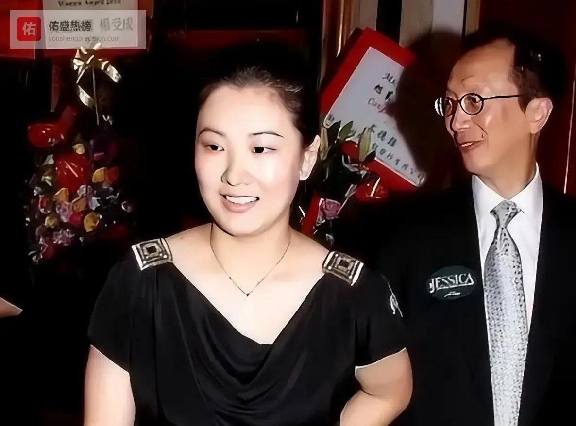 恩爱二十三载难敌现实，73岁梁锦松苍老憔悴，47岁伏明霞依旧绚烂如花