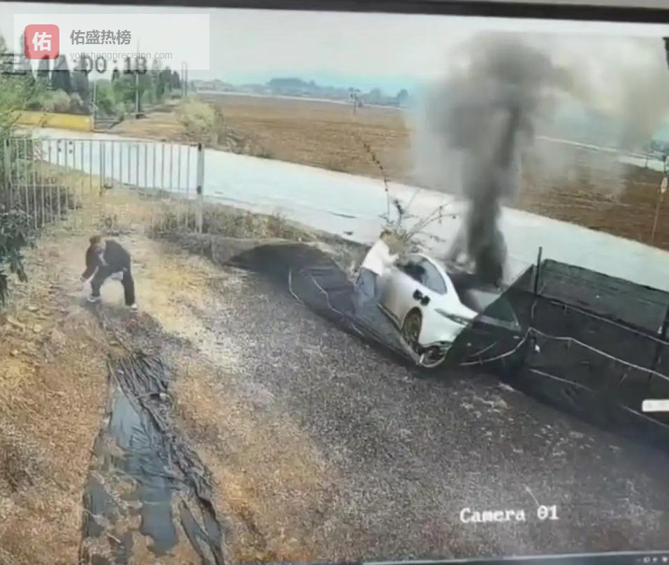 云南一货车司机倒车时与轿车碰撞引发火灾，车内三人被困，却因自身过错被质疑是否符合见义勇为标准