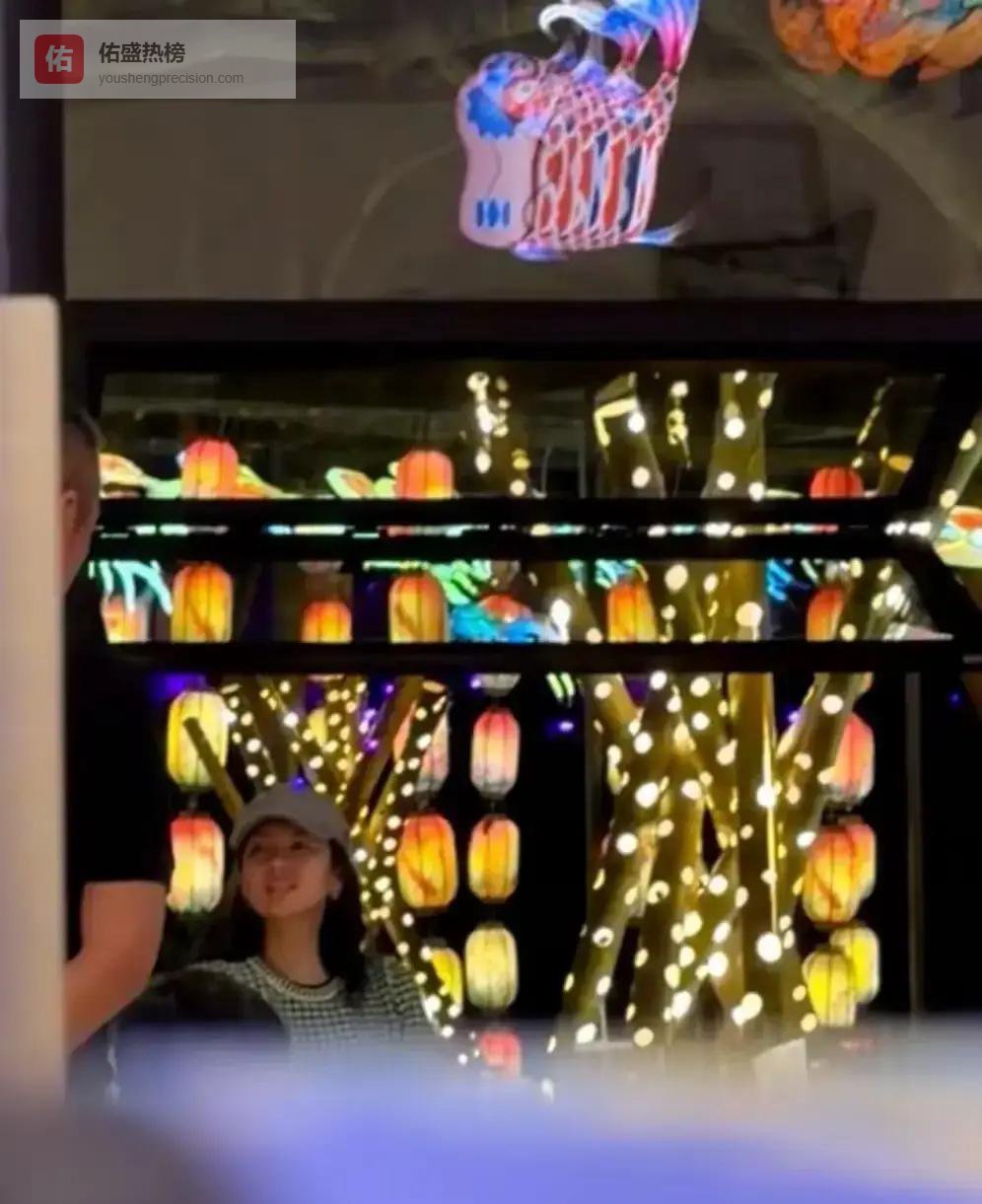 47岁章子怡三亚带娃！格子衫配白裤瘦成光，母女互动甜到心坎却藏泪光