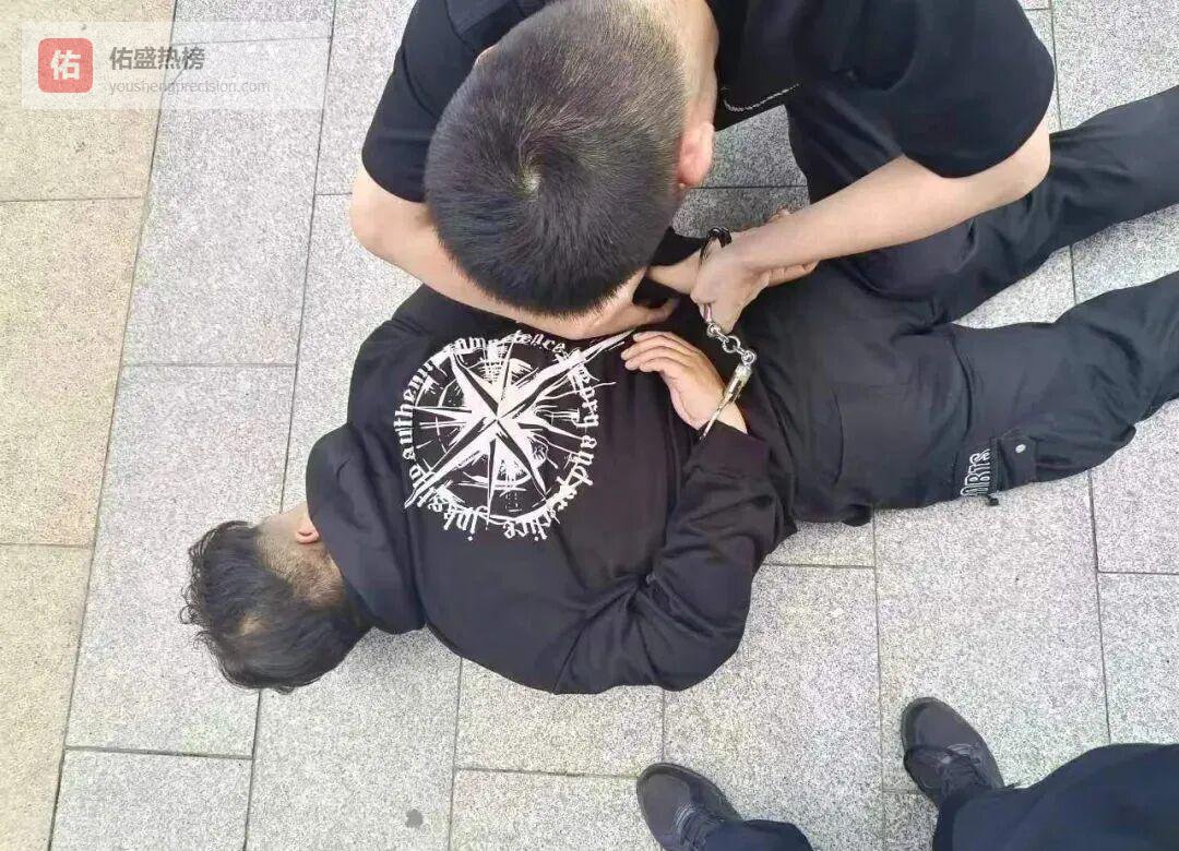 便饭偶遇逃犯，民警街头闪电抓贼