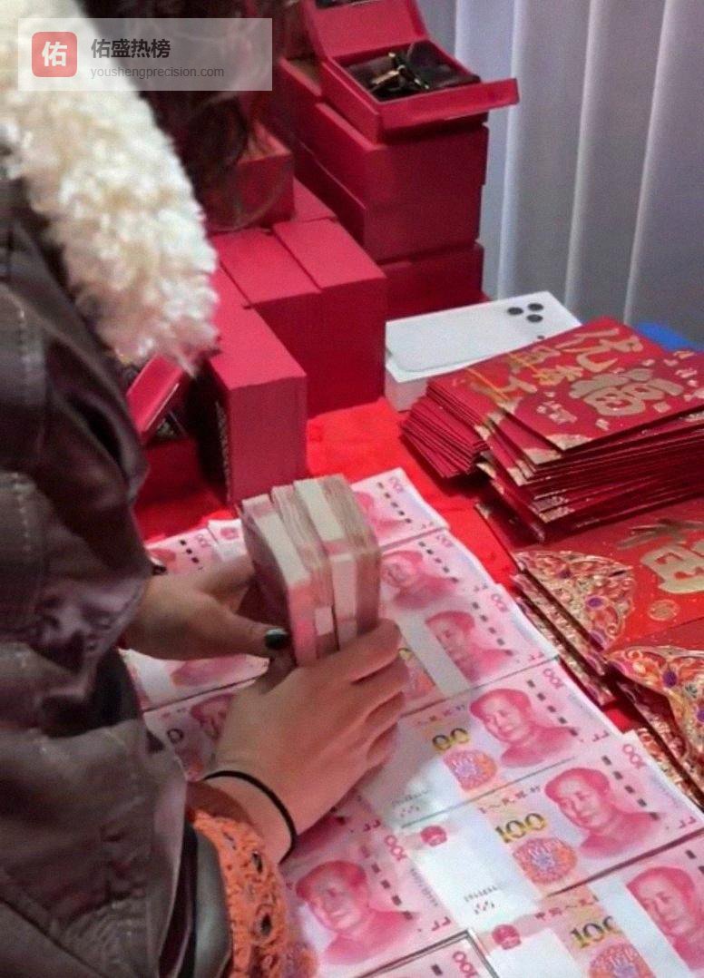 濮阳年会一幕破防，老板嫌红包薄落泪，现场追发一个月工资，人均7000公司还配黄金