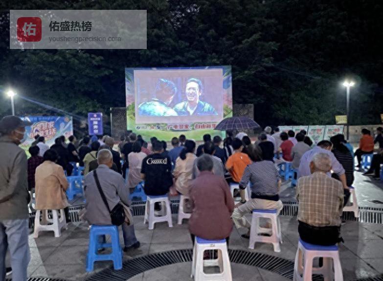 79年到邻村观看露天电影，被一少女追着骂行两里，五年后她嫁给我