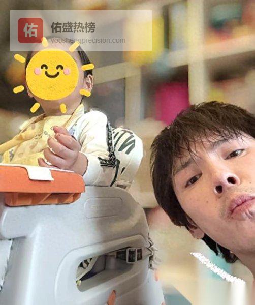 向佐回台画面曝光，满眼都是女儿，网友笑叹：这长相真是复制粘贴