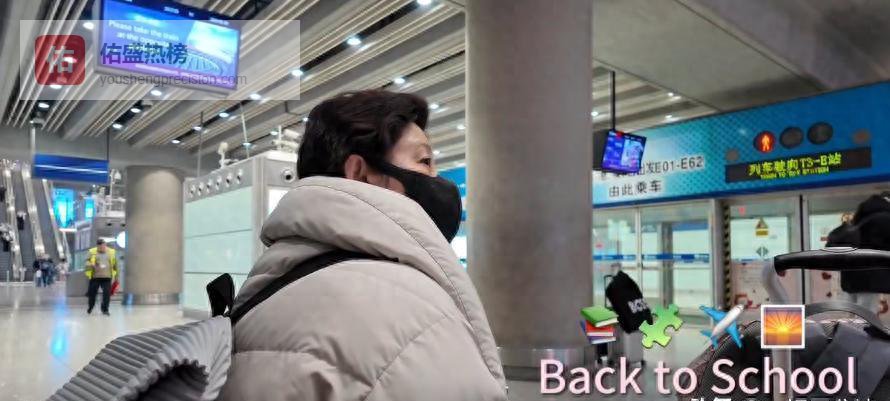 冯小刚全家福拍得这么僵？对徐帆爱搭不理，家都不一起出了？