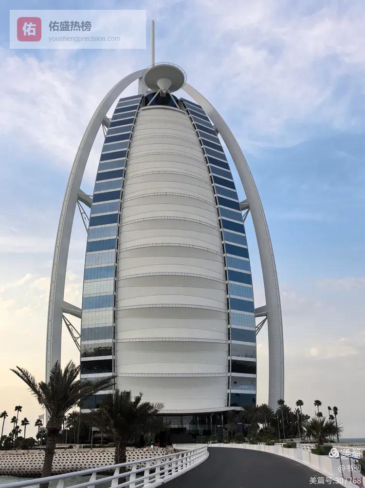 迪拜帆船酒店火光冲天，奢华图腾遭战争火焰吞噬