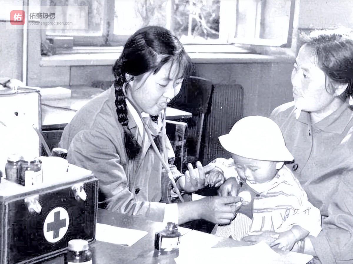 1915年溥仪九岁还在吃奶，乳母被拖出宫门时没穿鞋，三十年后他在战犯管理所写下：她教会我什么是人