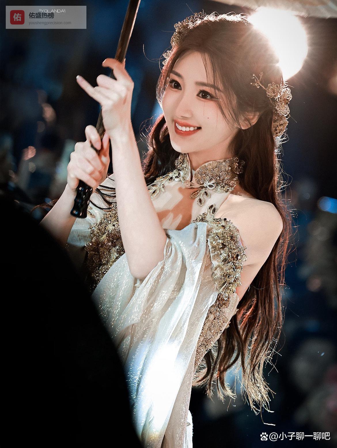 39岁毛晓彤8℃露肩裙夜舞三坊七巷！生图曝光360度无死角，网友：这甜度是真实的？