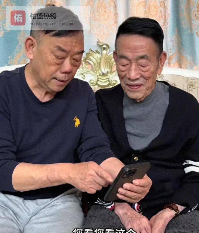 九十多岁还站在台上说相声，杨少华这块“活化石”凭什么让全国观众喊“爷爷”？从天桥学艺到父子同台，他身上有一样东西