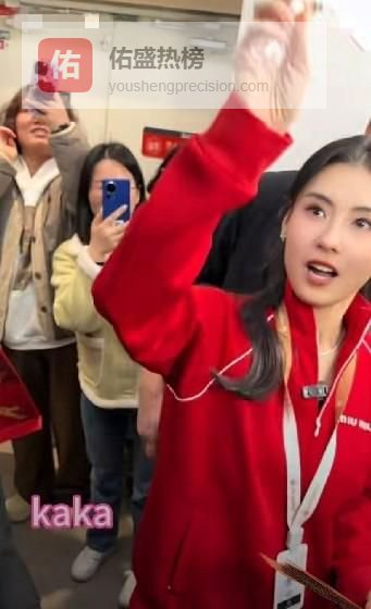 张柏芝年后复工美到发光，笑容现出梨涡，现在她生活上松弛多了