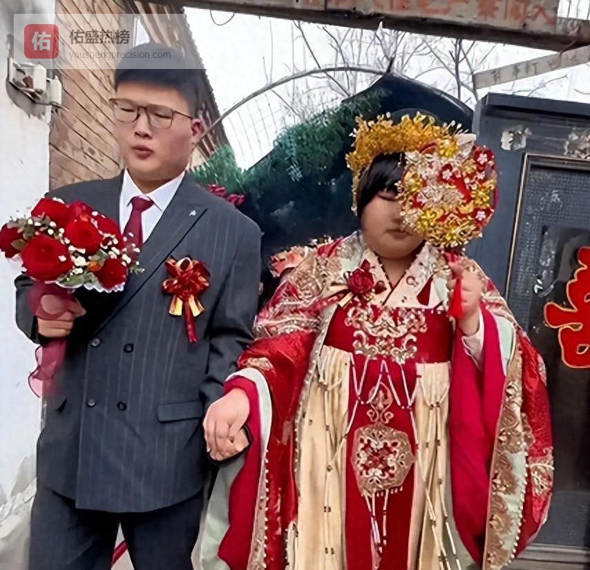 太接地气了！大衣哥女儿朱雪梅疑似怀孕，女婿开7万国产车，一家子低调朴实！