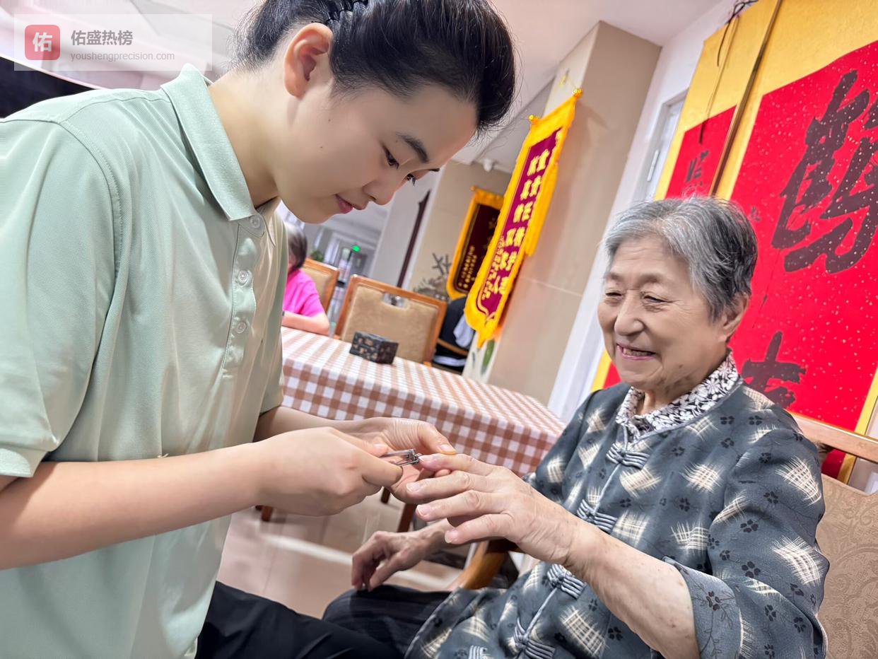 融媒·先锋｜“00后”护理员和她的“银发天团”——在暮年里播种春天