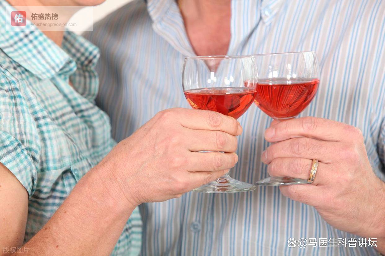 高血压不能喝一滴酒？医生怒斥：高血压喝酒，或许要承担这些后果，别等血压失控才后悔