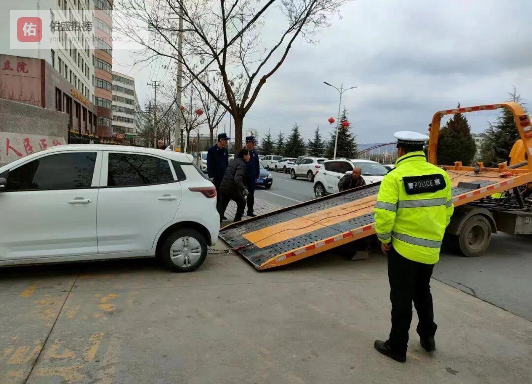 庄浪“生命通道”攻坚战：12车被拖、2车被罚，消防通道终于“动”起来