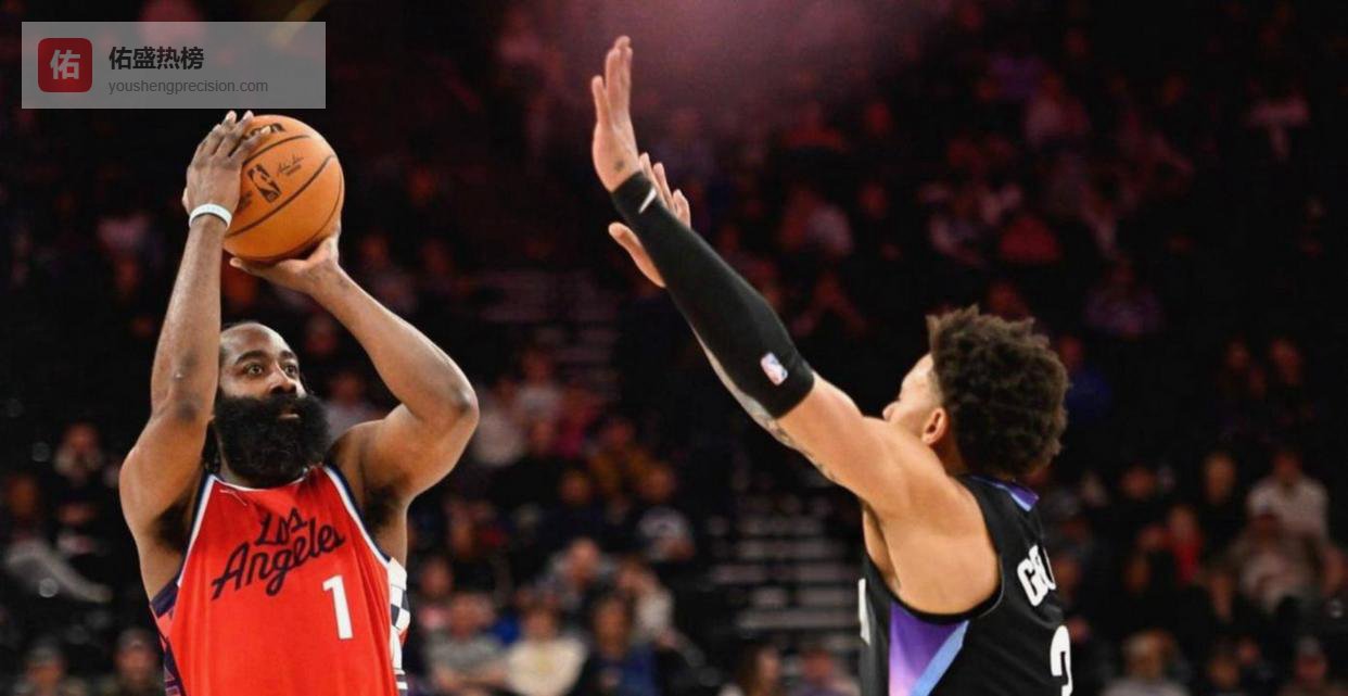 半场领先6分，哈登晃飞对手5米三分不中，他狠狠拍大腿转身冲替补吼话，最终助攻锁定胜局让骑士胜出