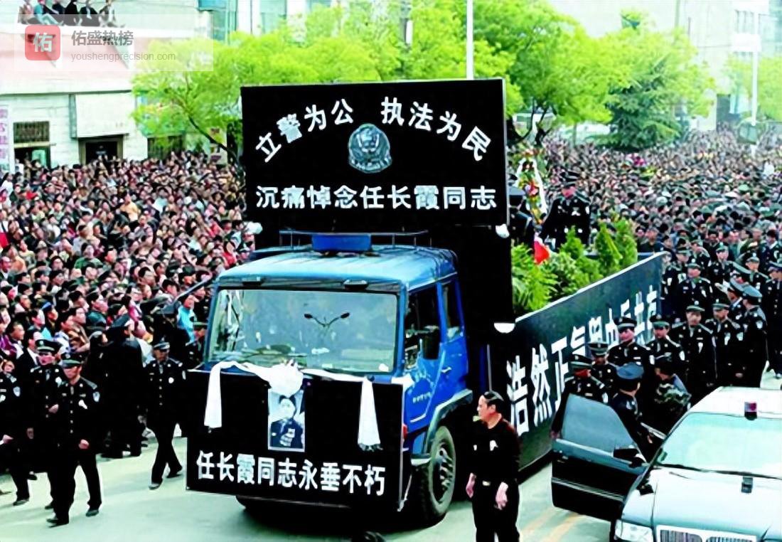 任长霞车祸离世，丈夫在此后四年只做了一件事，最后倒在书桌上