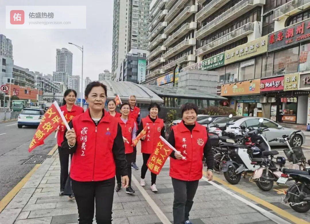 退休主播的“免费理发摊”与城市温度