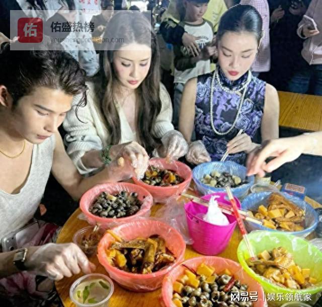 豪门网红韦雪夜市露真容，身价过亿却输给了表情？