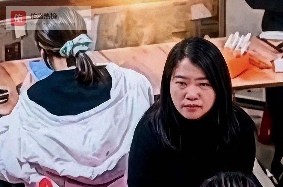 保定螺蛳粉店一勺红汤毁羽绒服，监控拍下背后阴招，道歉赔2000元值得吗？