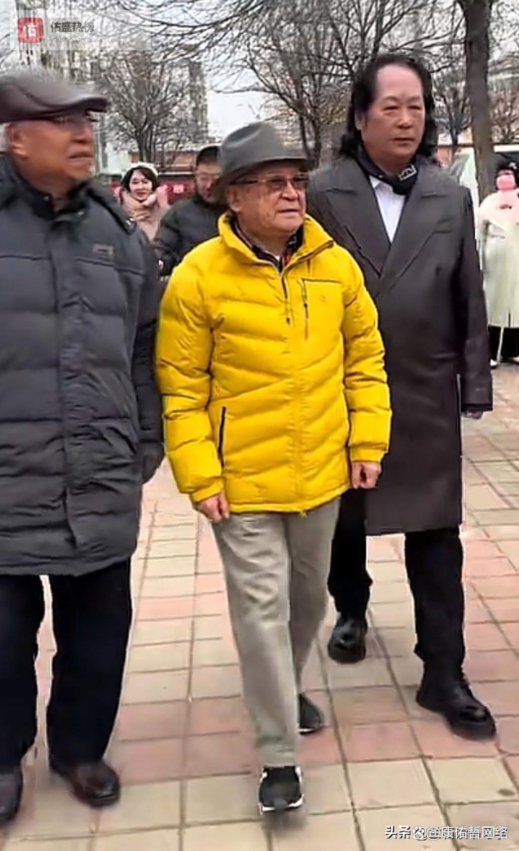 86岁魏文亮北仓溜达！艺龄80年步履如飞，“小怪物”这身板绝了？