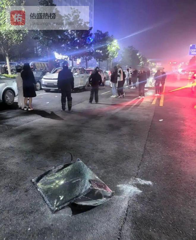 凌晨，西安街头突然传来一声爆响！一辆白车的前挡风玻璃被震裂，掉落数米外！