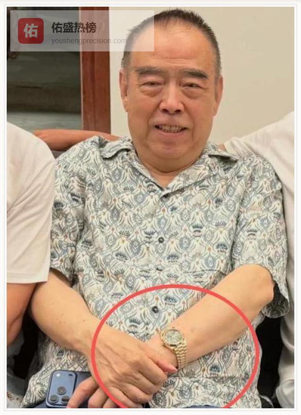 陈凯歌陈红三亚豪宅新年合照，74岁大导演1.4万衬衫+大金表，状态好得像开了挂